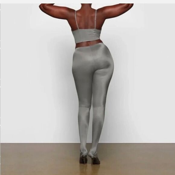 SKIMS NWT Footed Leggings in the color Thunder Grey size S - Picture 3 of 5